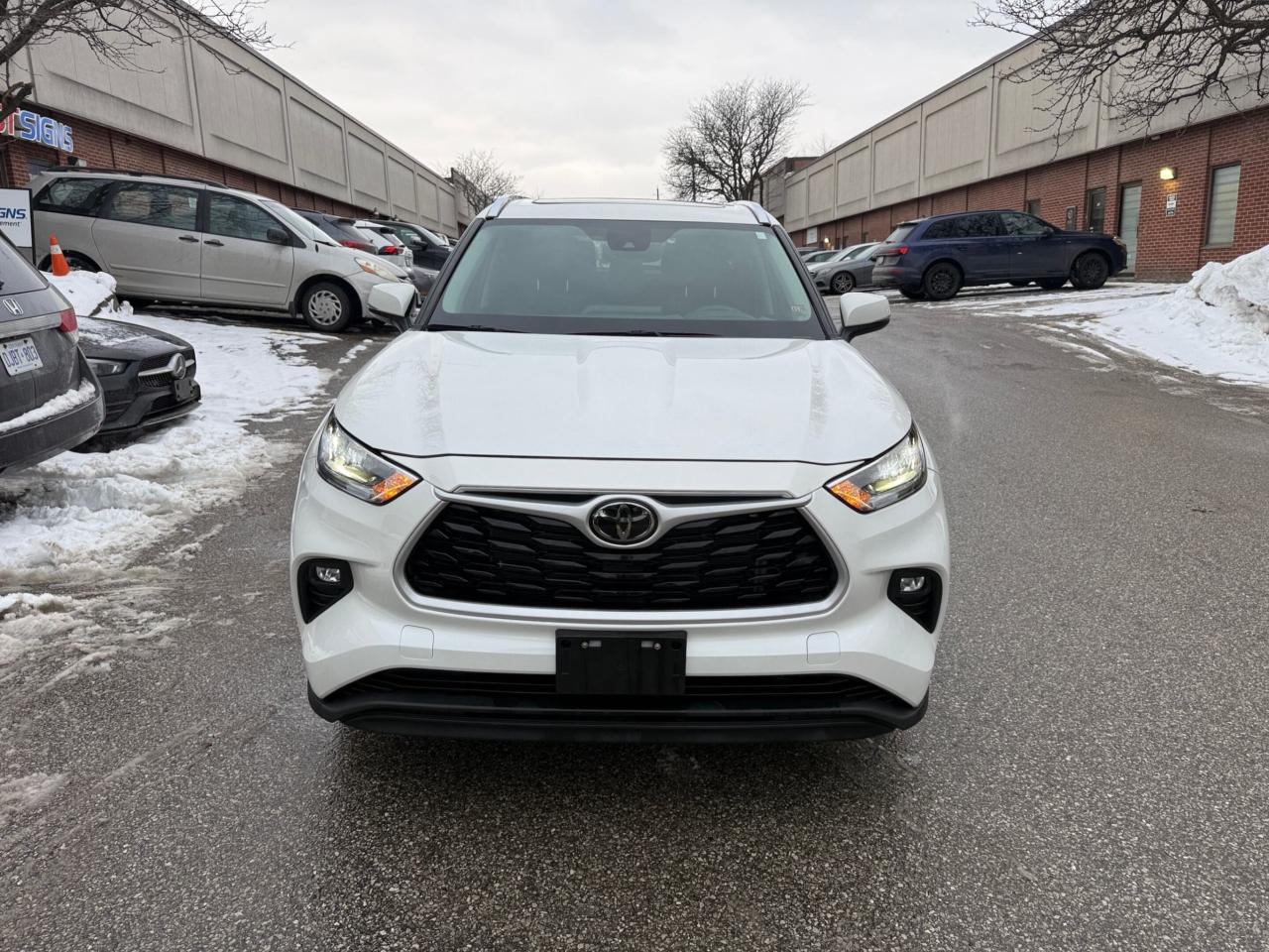 2021 Toyota Highlander XLE AWD, PREMIUM, LEATHER, SUNROOF Photo