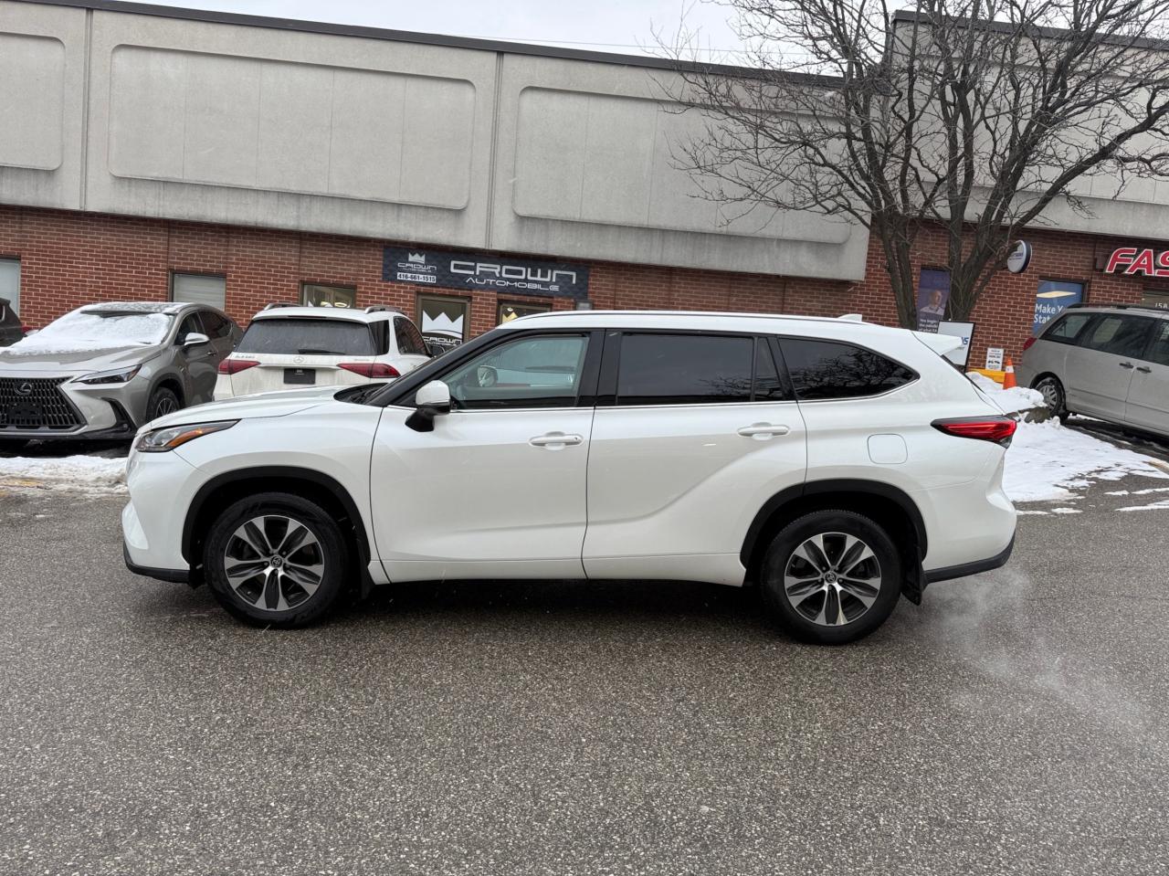 2021 Toyota Highlander XLE AWD, PREMIUM, LEATHER, SUNROOF Photo