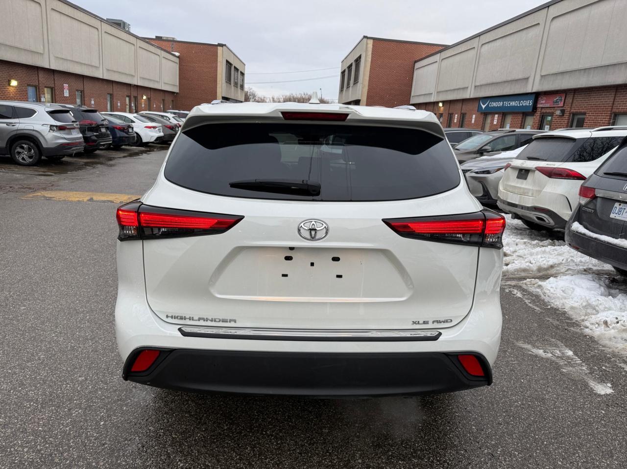 2021 Toyota Highlander XLE AWD, PREMIUM, LEATHER, SUNROOF Photo