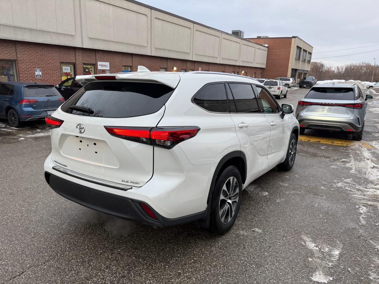 2021 Toyota Highlander XLE AWD, PREMIUM, LEATHER, SUNROOF Photo