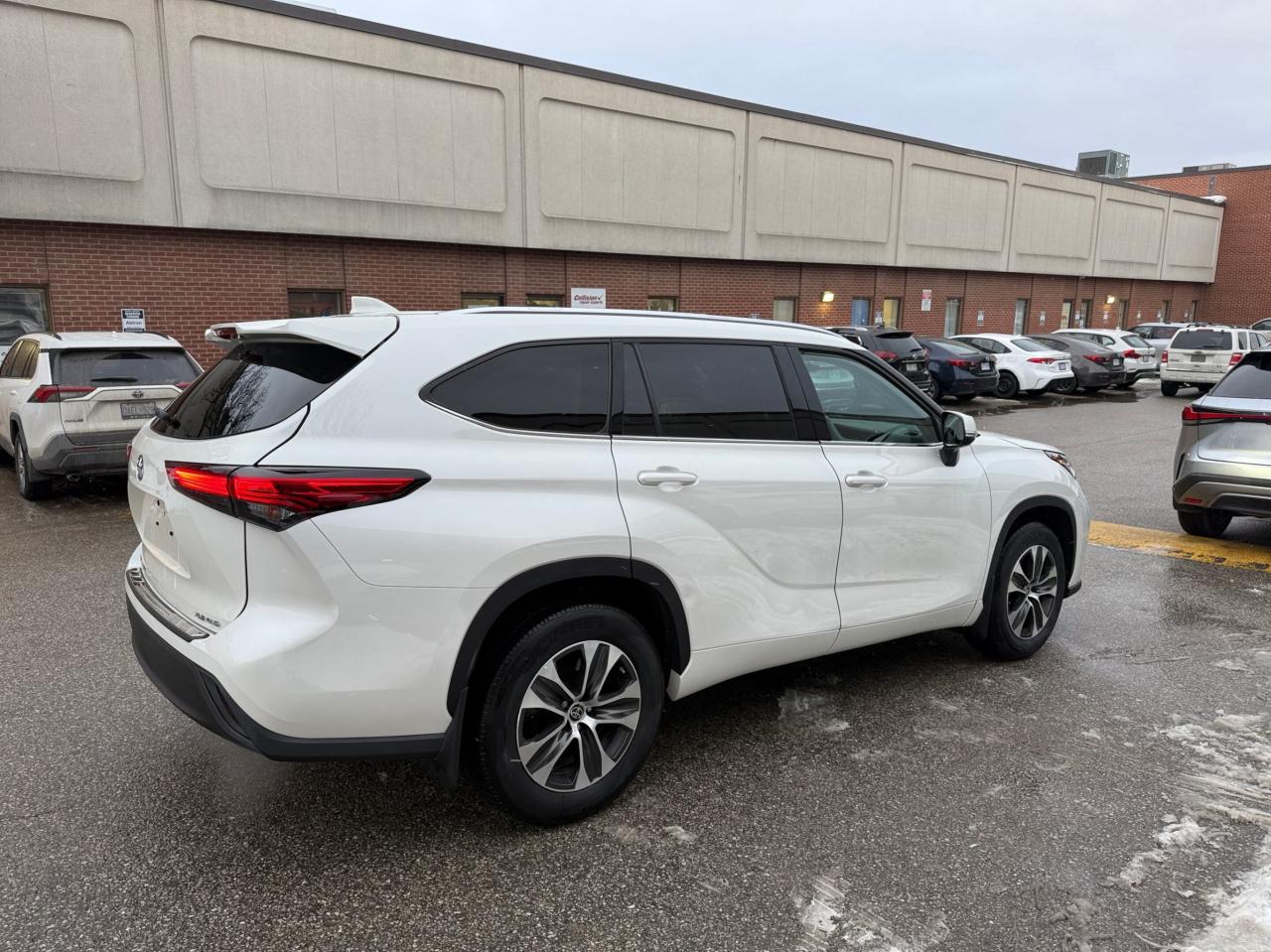 2021 Toyota Highlander XLE AWD, PREMIUM, LEATHER, SUNROOF Photo