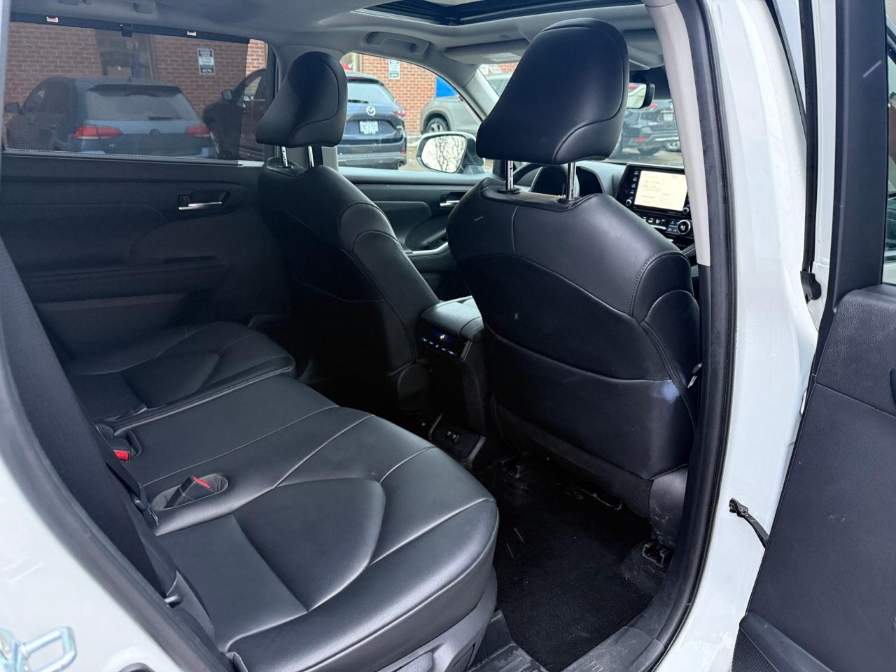 2021 Toyota Highlander XLE AWD, PREMIUM, LEATHER, SUNROOF Photo