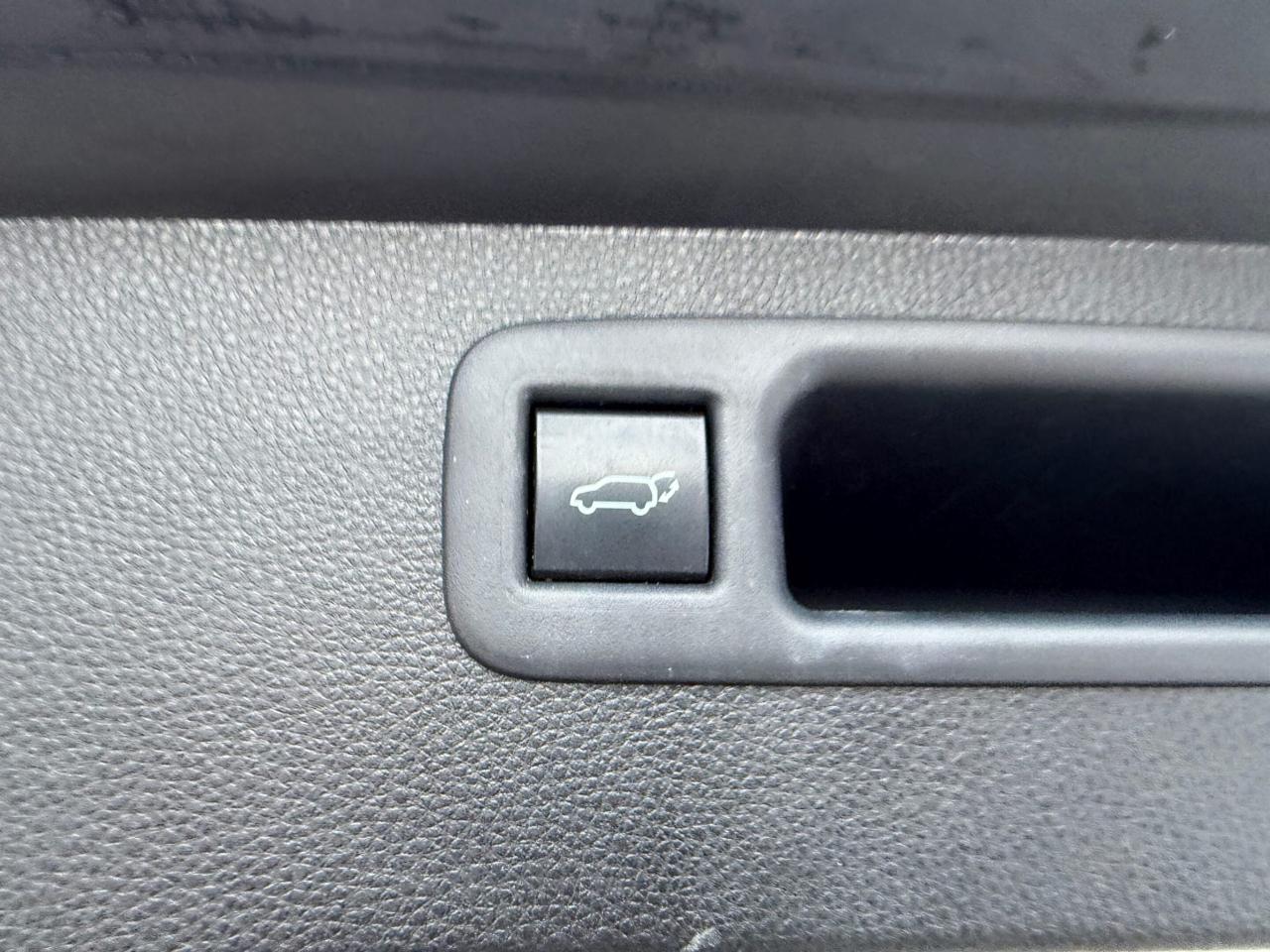 2021 Toyota Highlander XLE AWD, PREMIUM, LEATHER, SUNROOF Photo