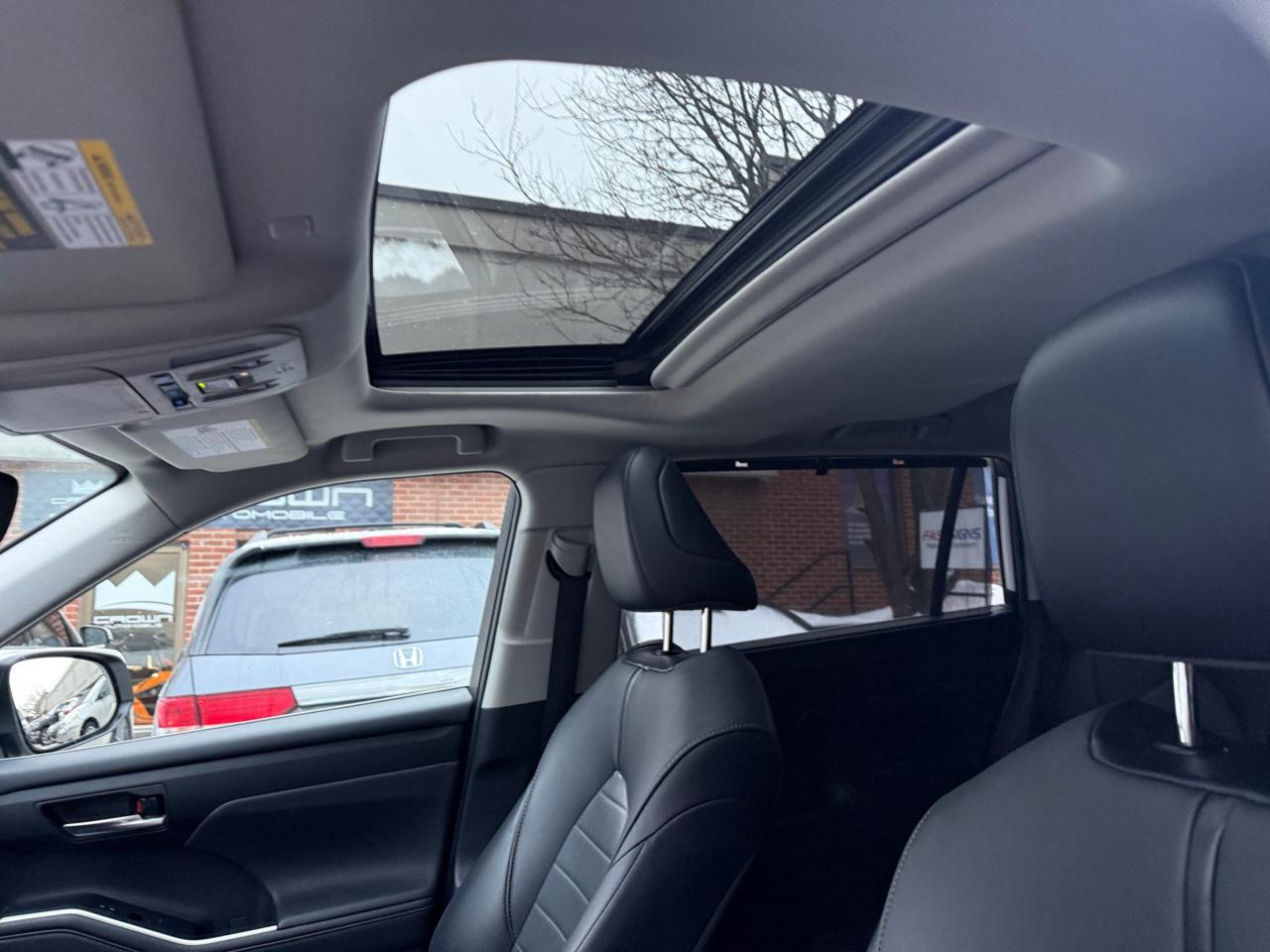 2021 Toyota Highlander XLE AWD, PREMIUM, LEATHER, SUNROOF Photo