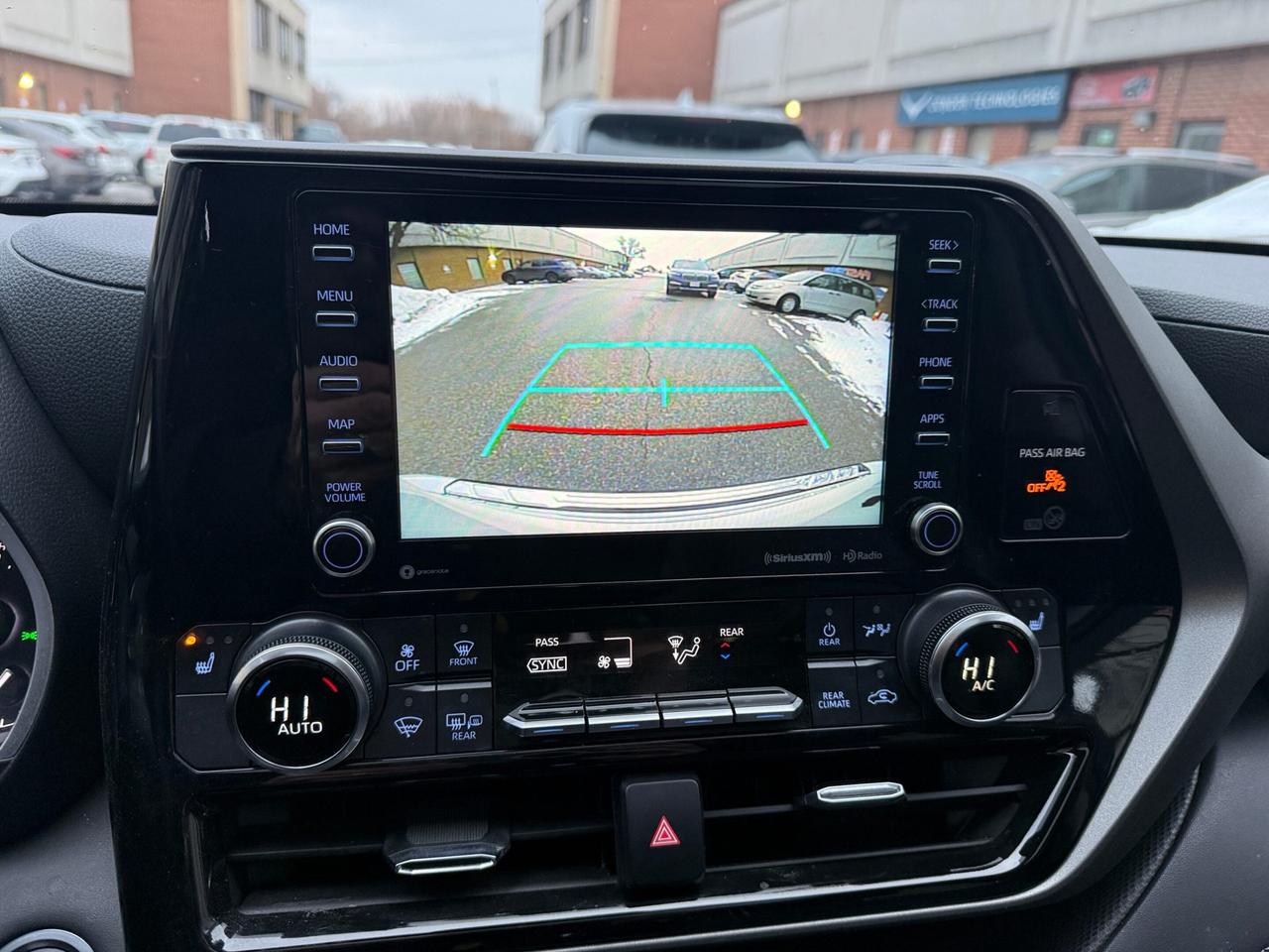 2021 Toyota Highlander XLE AWD, PREMIUM, LEATHER, SUNROOF Photo