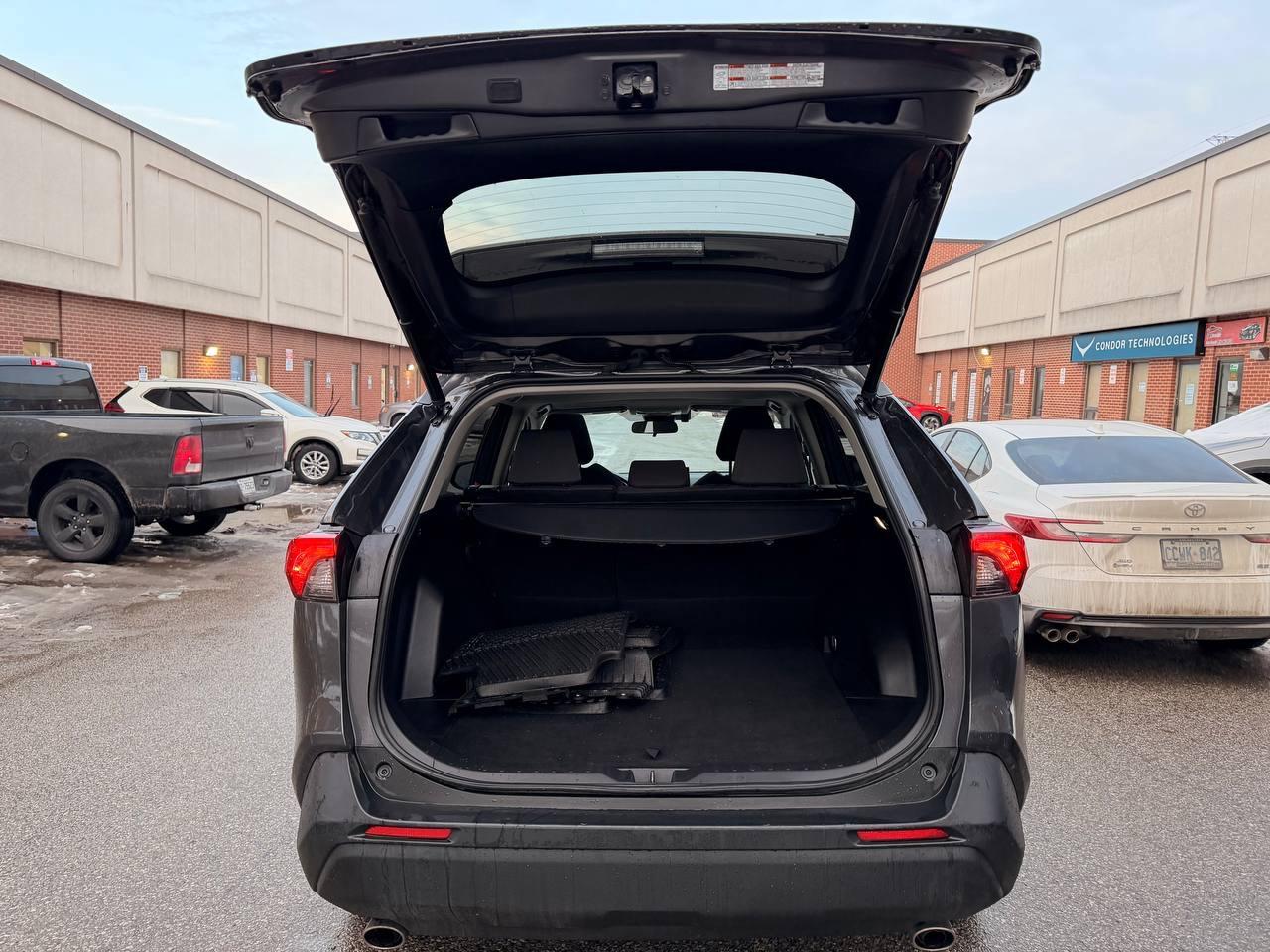 2022 Toyota RAV4 XLE AWD Photo