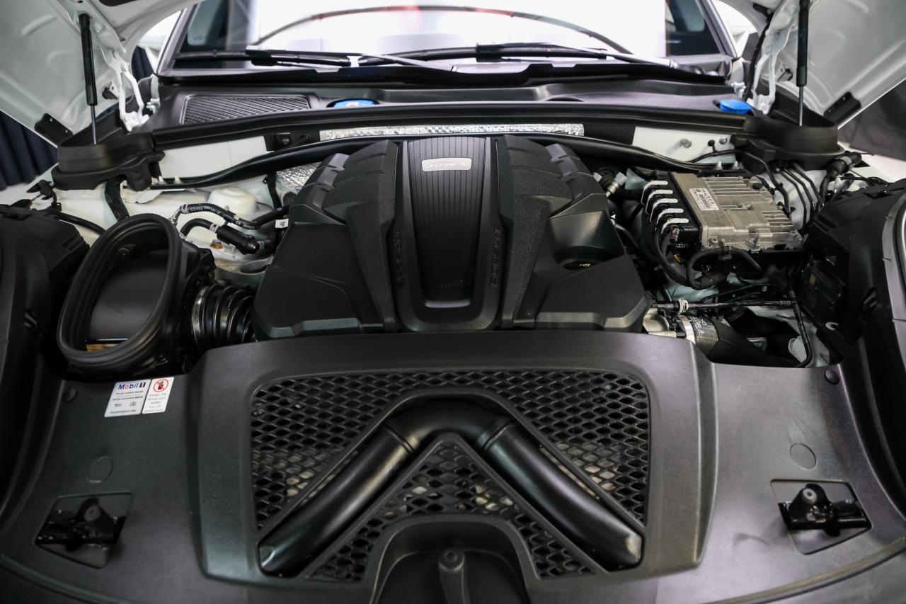 2020 Porsche Macan S PREMIUM PLUS AWD NOACCIDNT LOWKMS PDLS+ REDINT Photo