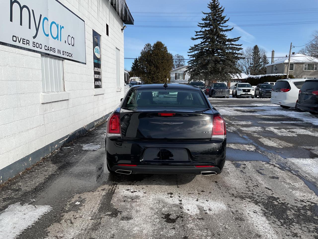 2023 Chrysler 300 Touring-L 4dr Rear-Wheel Drive Sedan Photo3