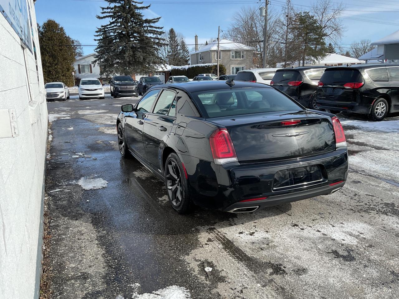 2023 Chrysler 300 Touring-L 4dr Rear-Wheel Drive Sedan Photo