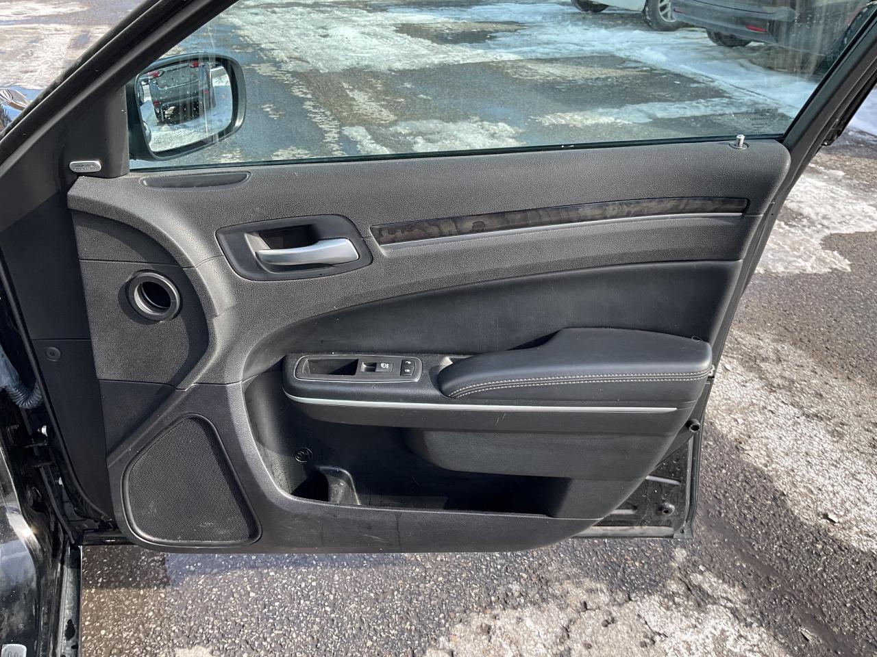 2023 Chrysler 300 Touring-L 4dr Rear-Wheel Drive Sedan Photo