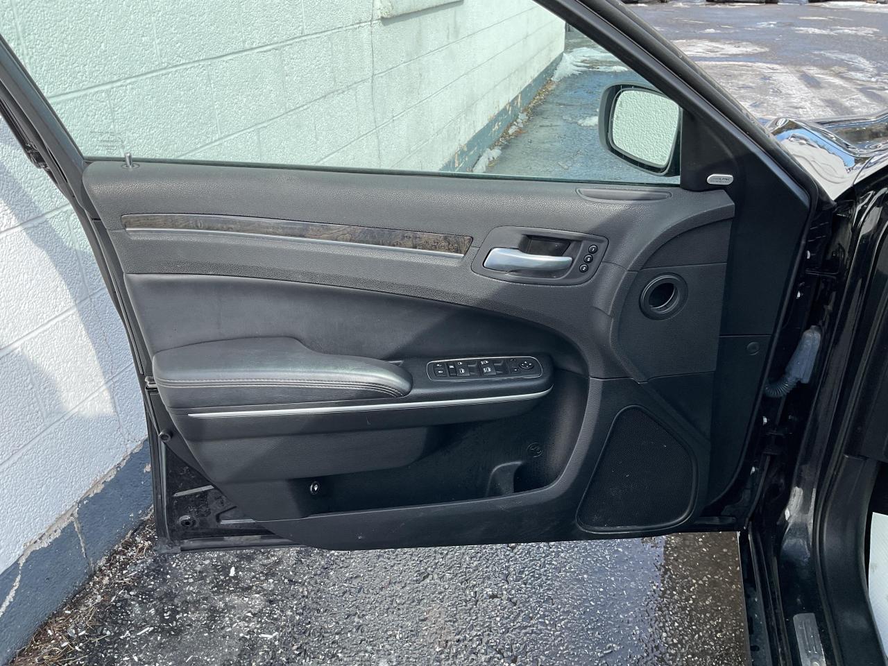 2023 Chrysler 300 Touring-L 4dr Rear-Wheel Drive Sedan Photo