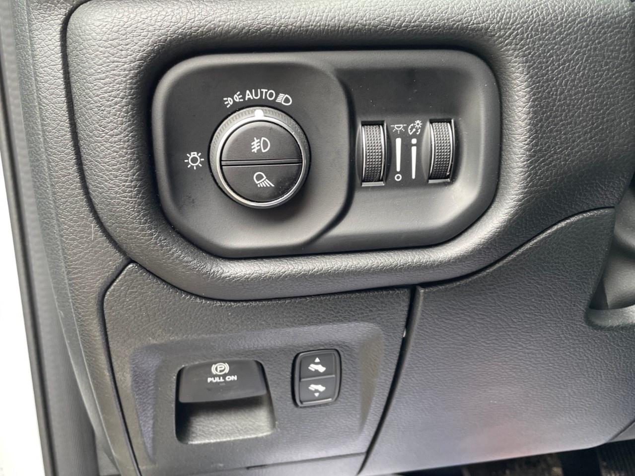 2025 RAM 1500 SPORT 4X4 CREW CAB 5'7" BOX Photo