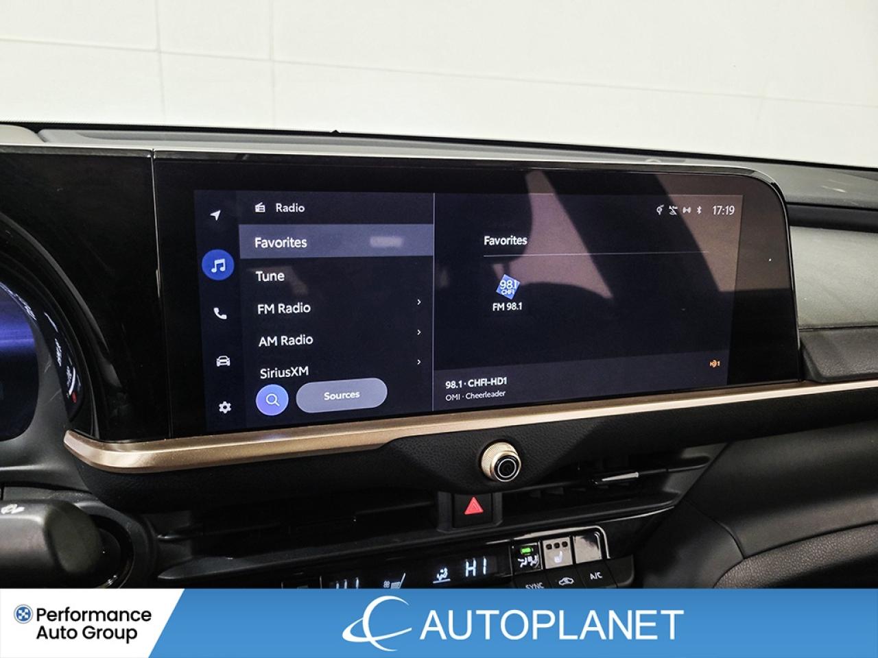 2023 Toyota Crown XLE AWD, Hybrid, Back Up Cam, Apple CarPlay! Photo