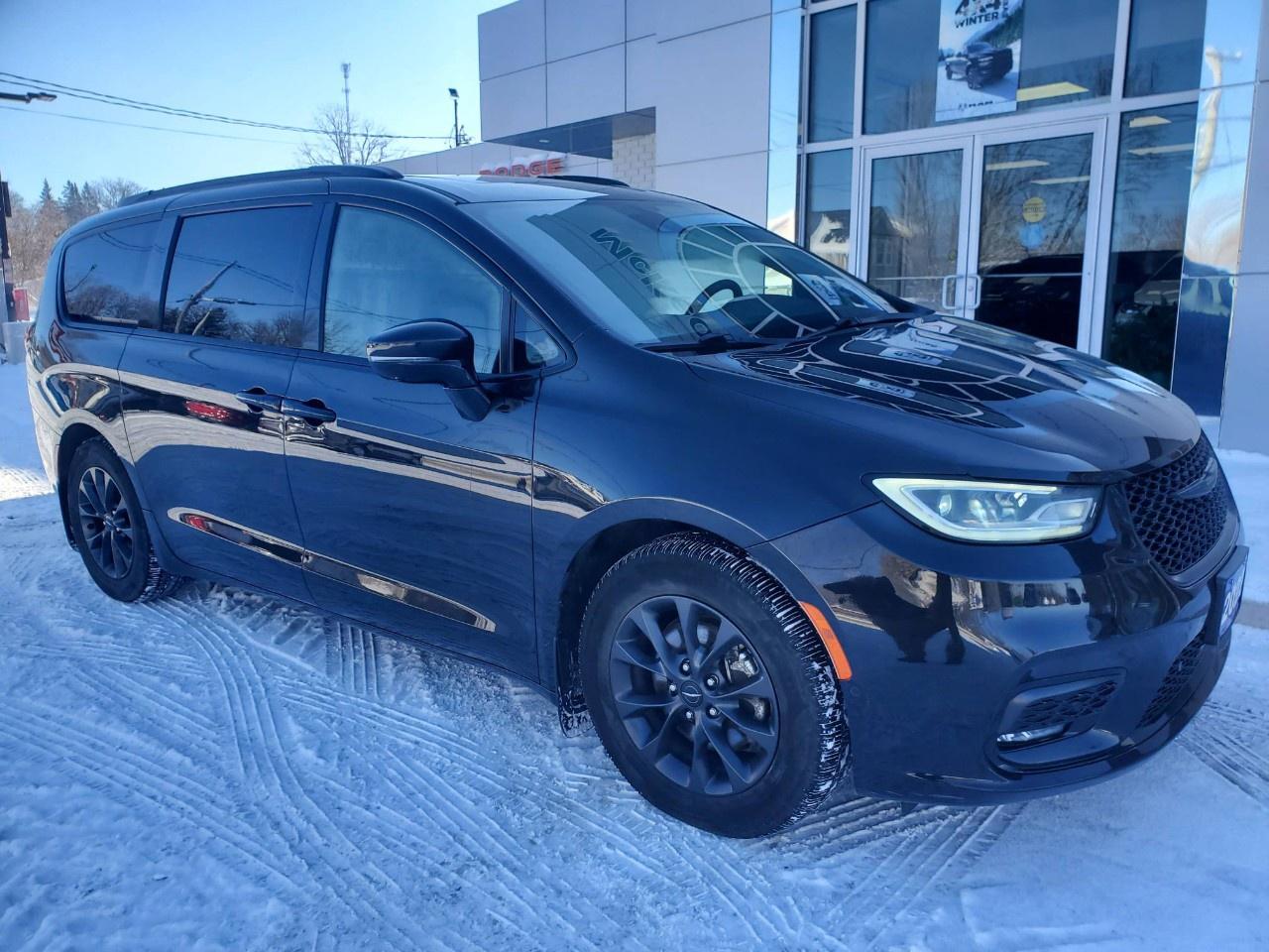 2022 Chrysler Pacifica Touring L FWD Photo4