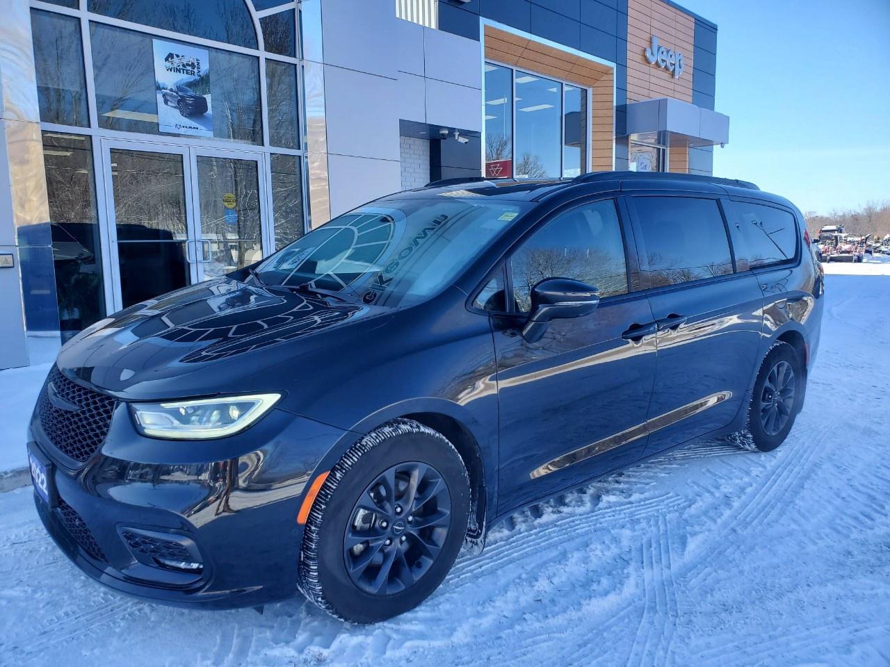2022 Chrysler Pacifica Touring L FWD Photo2