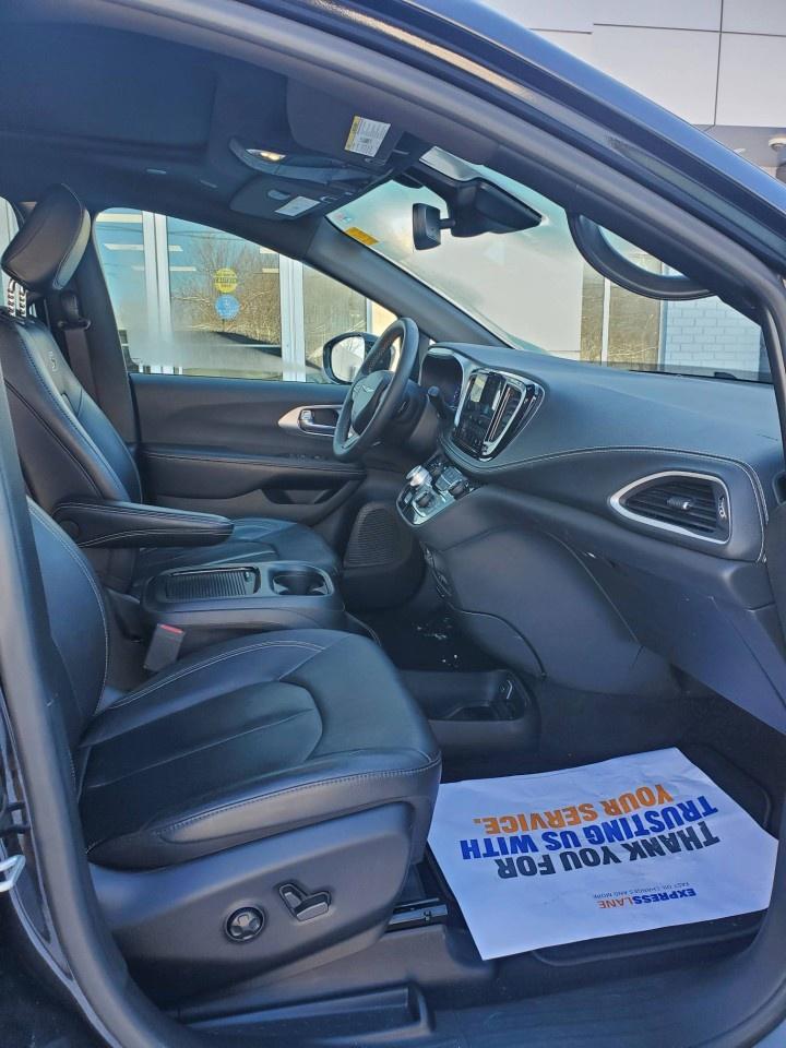 2022 Chrysler Pacifica Touring L FWD Photo