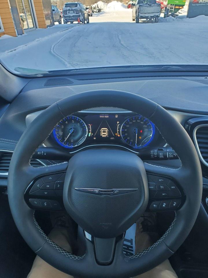 2022 Chrysler Pacifica Touring L FWD Photo