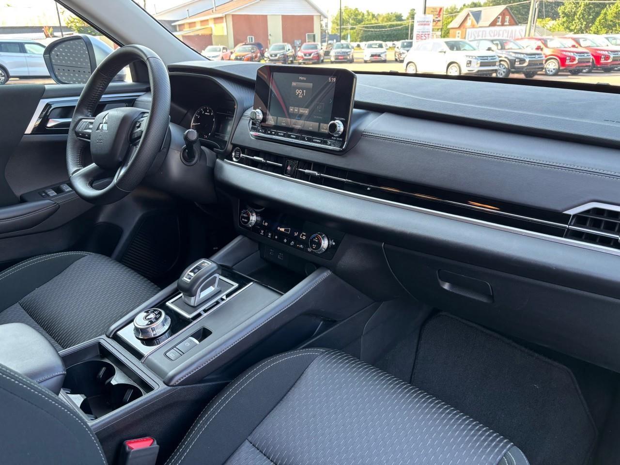 2024 Mitsubishi Outlander ES 4dr S-AWC Photo