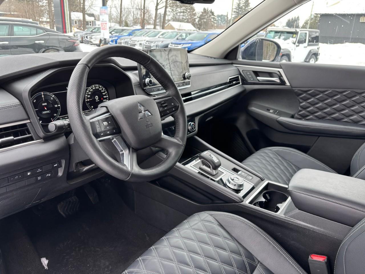 2023 Mitsubishi Outlander Plug-In Hybrid SEL 4dr S-AWC Photo