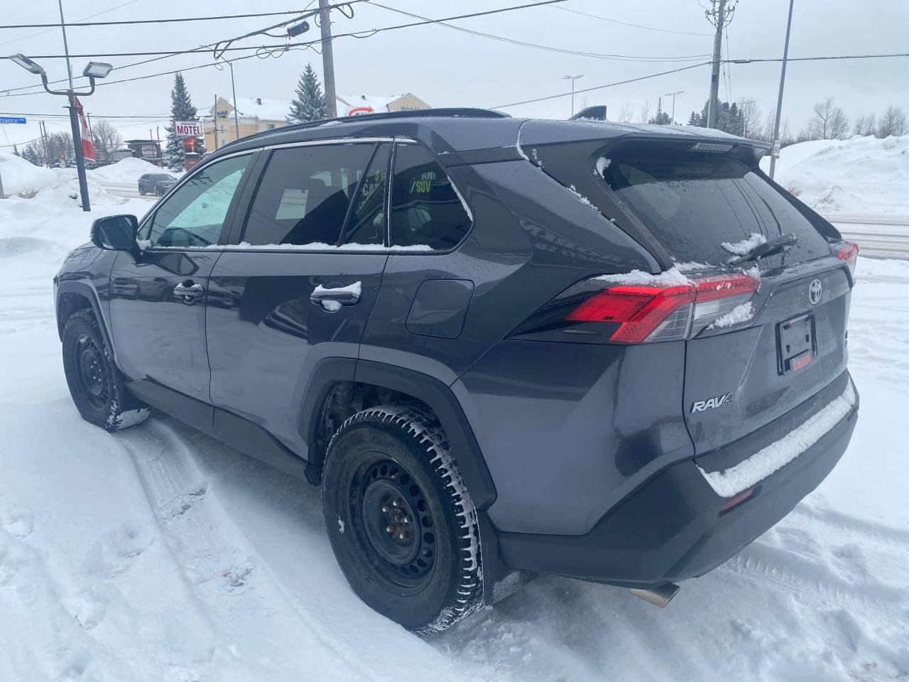 2020 Toyota RAV4 LE 4dr All-wheel Drive Photo4