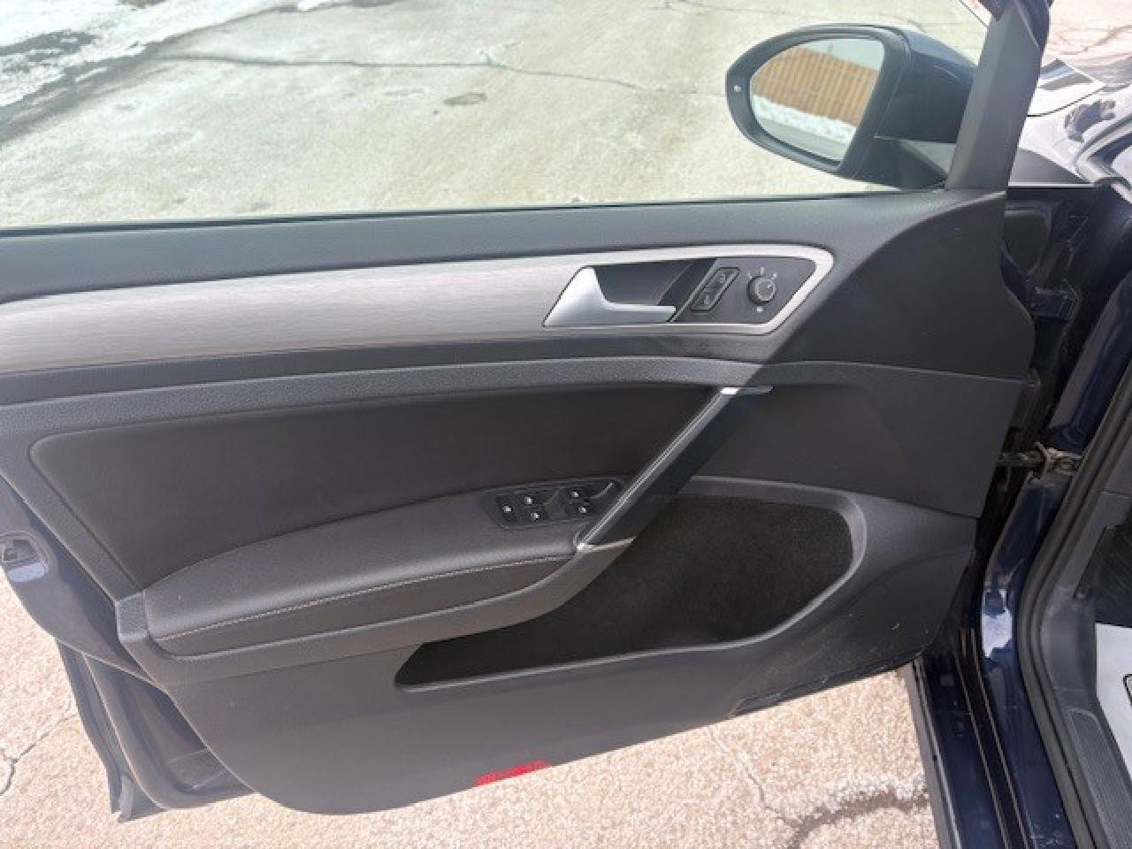 2015 Volkswagen Golf TSI HATCHBACK Photo