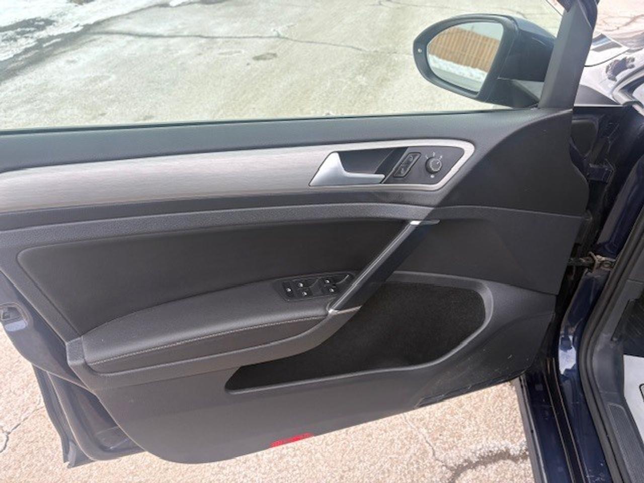 2015 Volkswagen Golf TSI HATCHBACK Photo