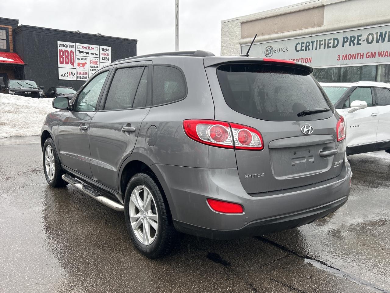 2010 Hyundai Santa Fe GL W/SPORT Photo3