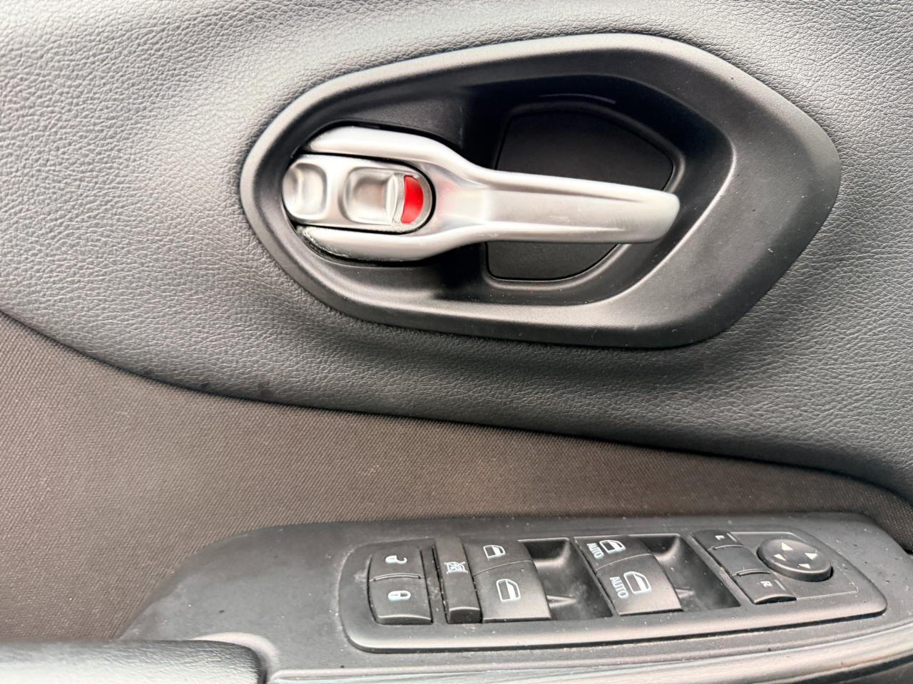 2016 Jeep Cherokee North 4dr 4x4 Photo4