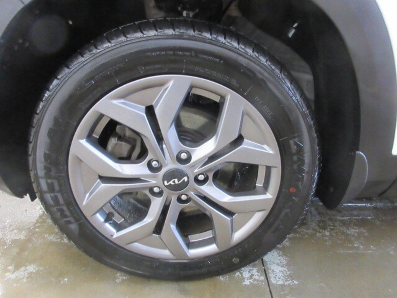 2024 Kia Seltos EX AWD, APPLE/ANDROID, HTD. SEATS, ALLOYS, 69K! Photo
