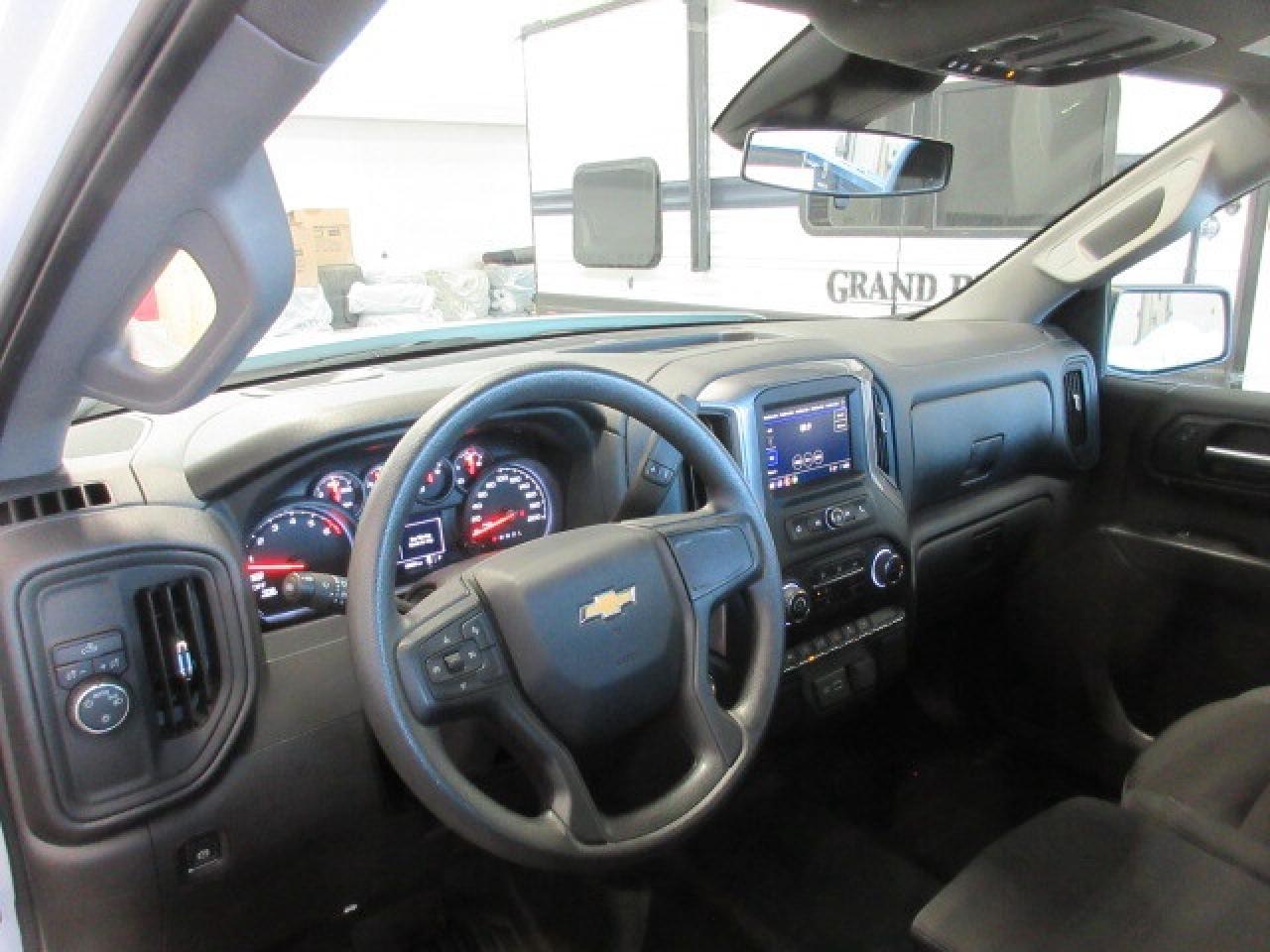 2024 Chevrolet Silverado 1500 2WD 5.3L LONGBOX REG CAB, A/C, APPLE/ANDROID, 10K! Photo