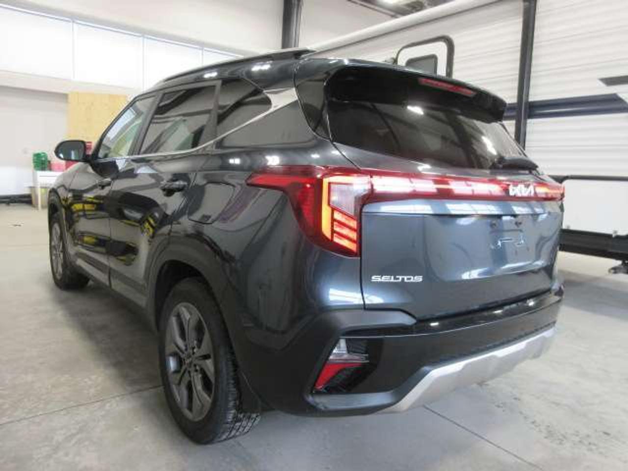 2024 Kia Seltos EX AWD, ROOF, HEATED LEATHER, APPLE/ANDROID, 70K! Photo4