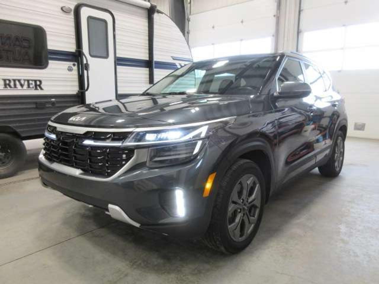2024 Kia Seltos EX AWD, ROOF, HEATED LEATHER, APPLE/ANDROID, 70K! Photo3