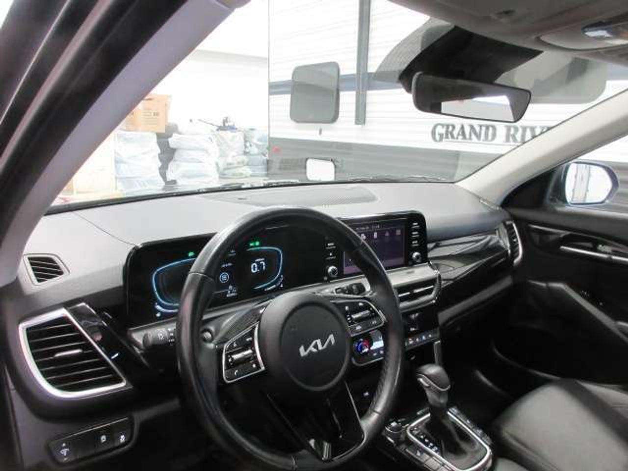 2024 Kia Seltos EX AWD, ROOF, HEATED LEATHER, APPLE/ANDROID, 70K! Photo