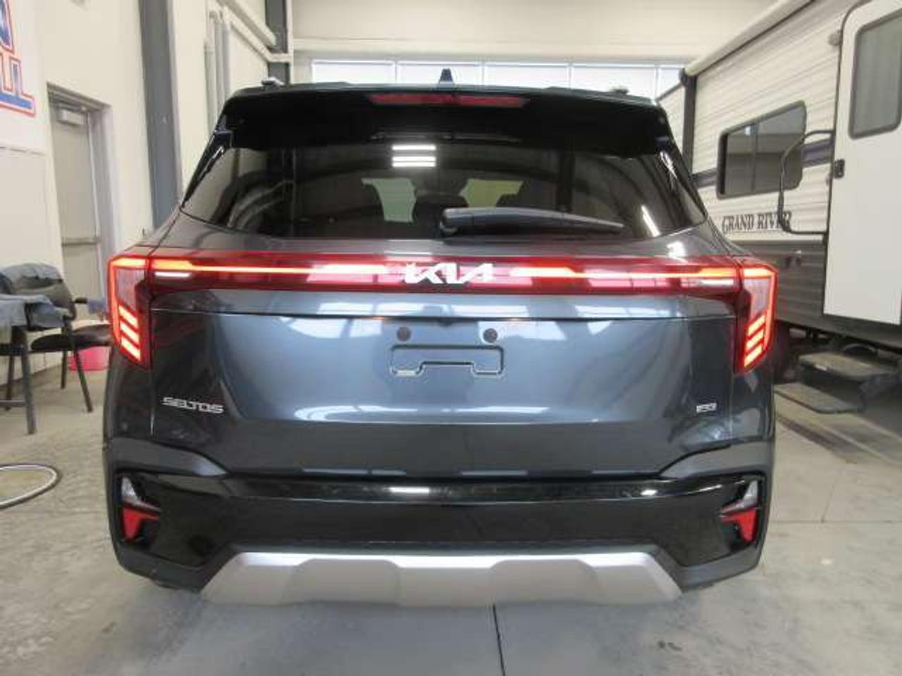 2024 Kia Seltos EX AWD, ROOF, HEATED LEATHER, APPLE/ANDROID, 70K! Photo
