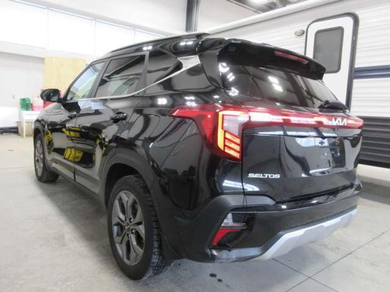 2024 Kia Seltos EX AWD, ROOF, HEATED LEATHER, APPLE/ANDROID, 74K! Photo