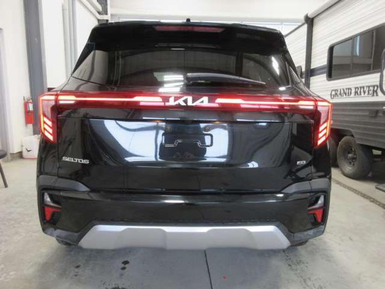 2024 Kia Seltos EX AWD, ROOF, HEATED LEATHER, APPLE/ANDROID, 74K! Photo