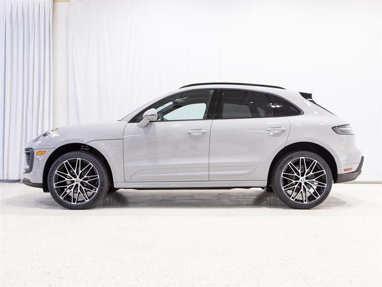 2026 Porsche Macan AWD Photo4
