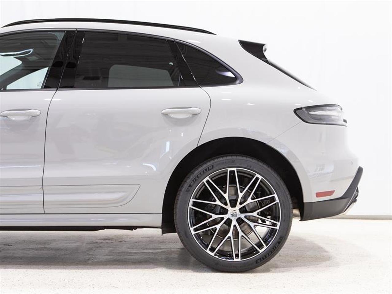 2026 Porsche Macan AWD Photo