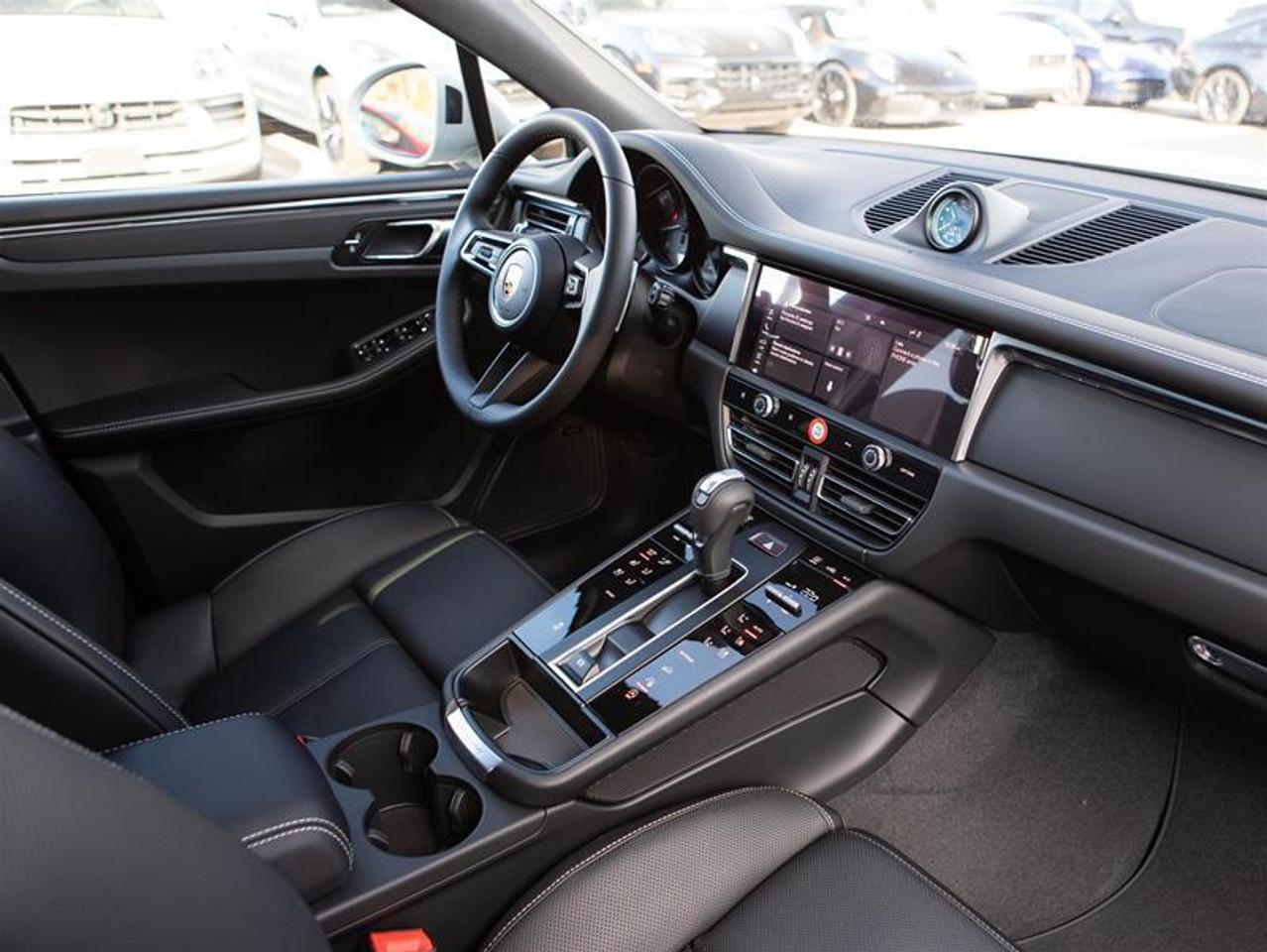 2026 Porsche Macan AWD Photo