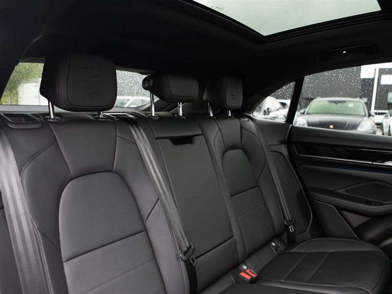 2025 Porsche Macan Electric 4 AWD Photo