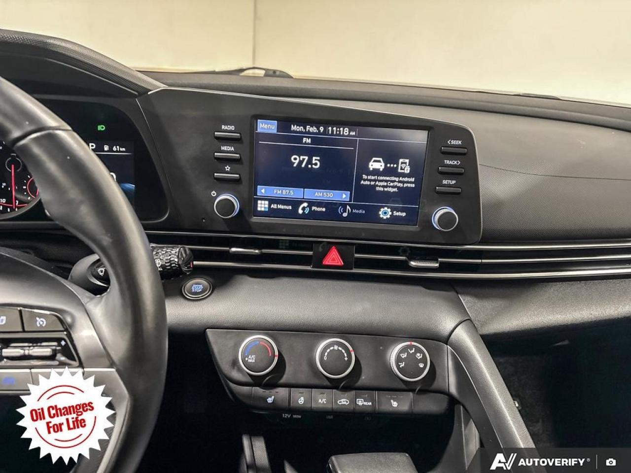 2022 Hyundai Elantra Preferred IVT Photo