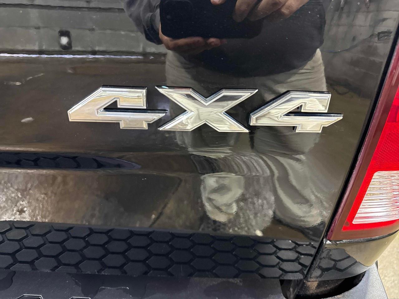 2021 RAM 1500 Classic EXPRESS 4X4 CREW CAB 5'7" BOX Photo