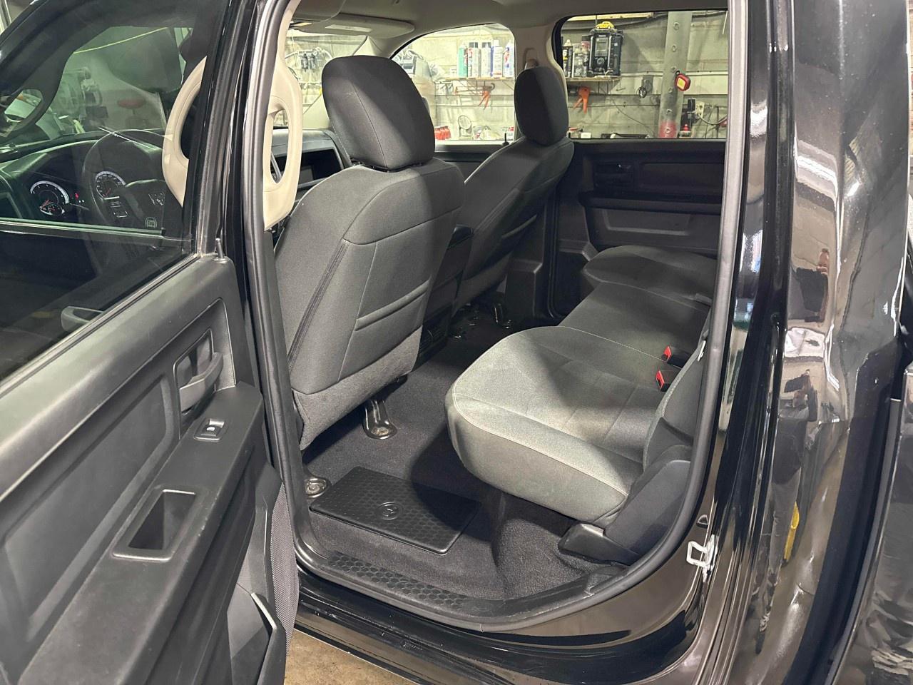 2021 RAM 1500 Classic EXPRESS 4X4 CREW CAB 5'7" BOX Photo