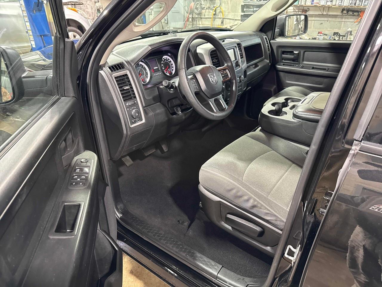 2021 RAM 1500 Classic EXPRESS 4X4 CREW CAB 5'7" BOX Photo