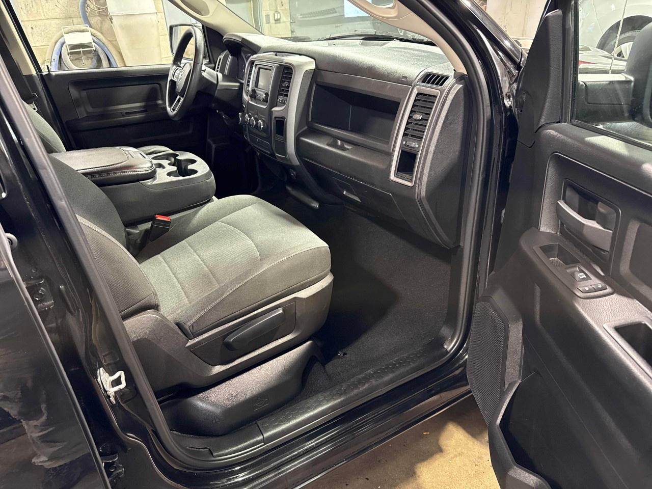 2021 RAM 1500 Classic EXPRESS 4X4 CREW CAB 5'7" BOX Photo