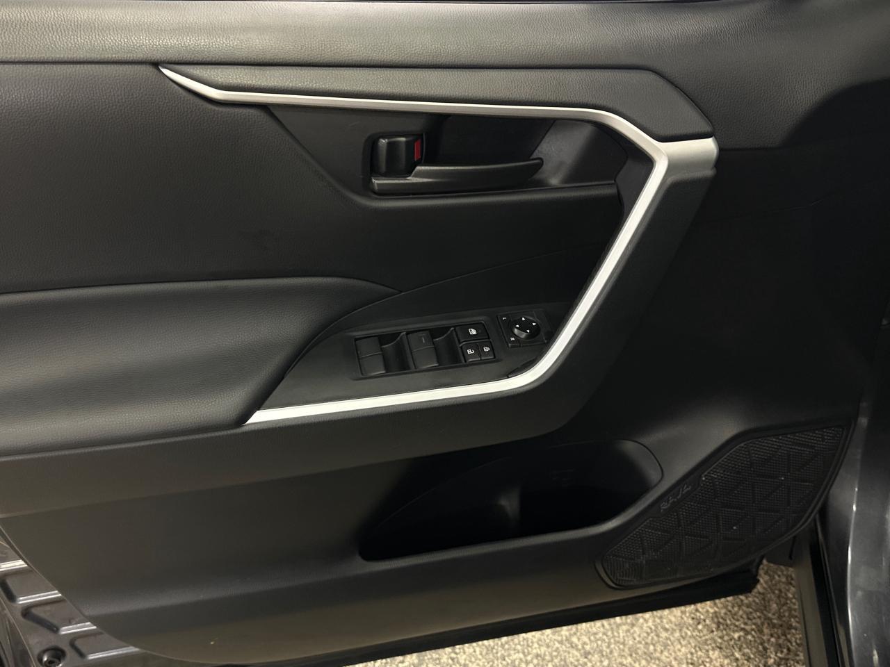 2023 Toyota RAV4 LE 4dr All-wheel Drive Photo