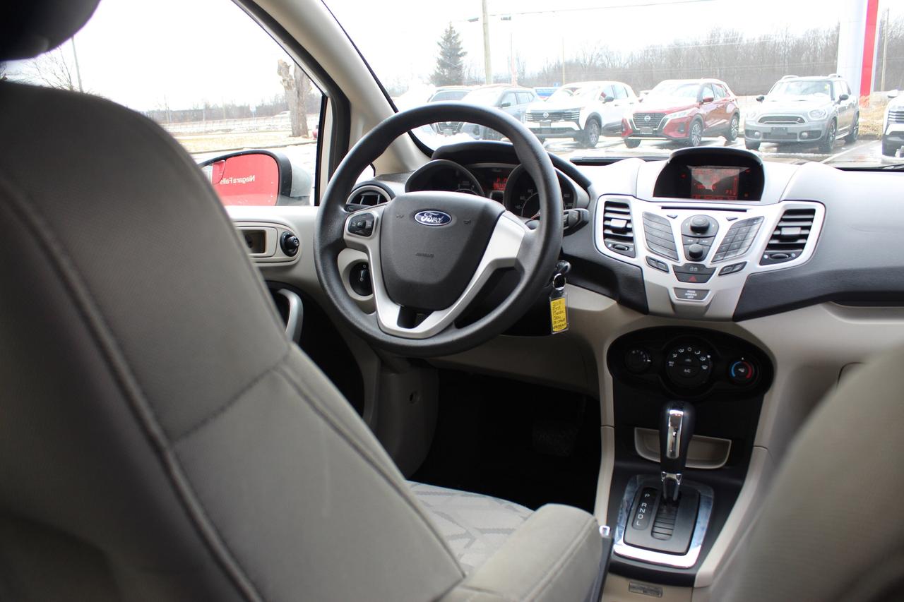 2013 Ford Fiesta SE Photo