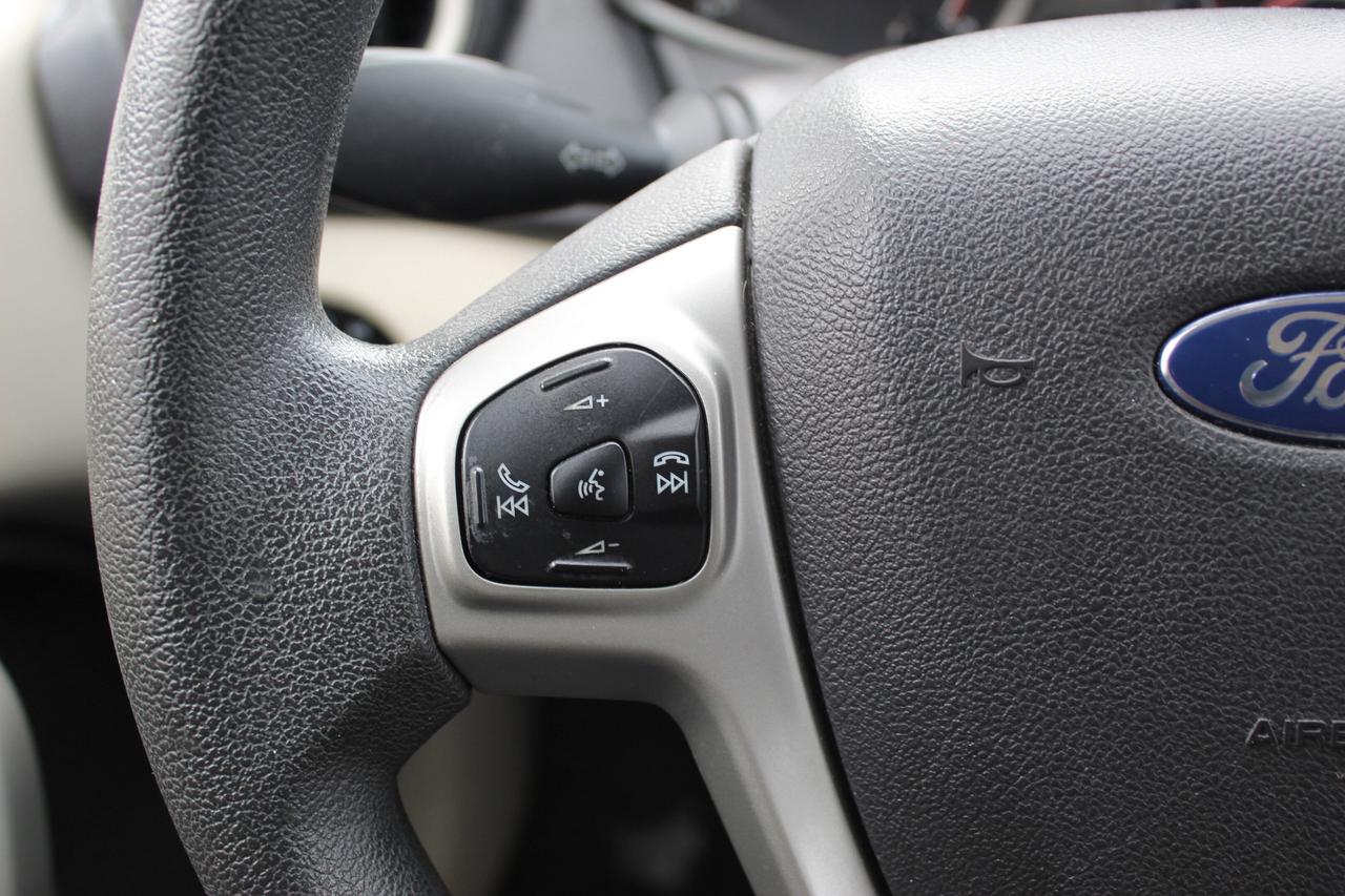 2013 Ford Fiesta SE Photo