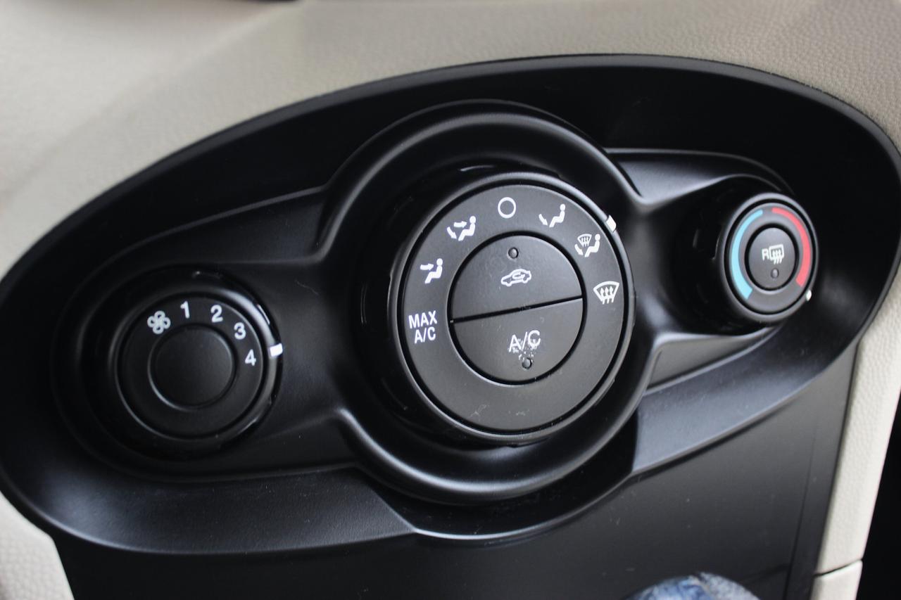 2013 Ford Fiesta SE Photo