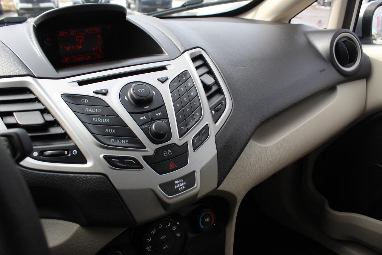 2013 Ford Fiesta SE Photo